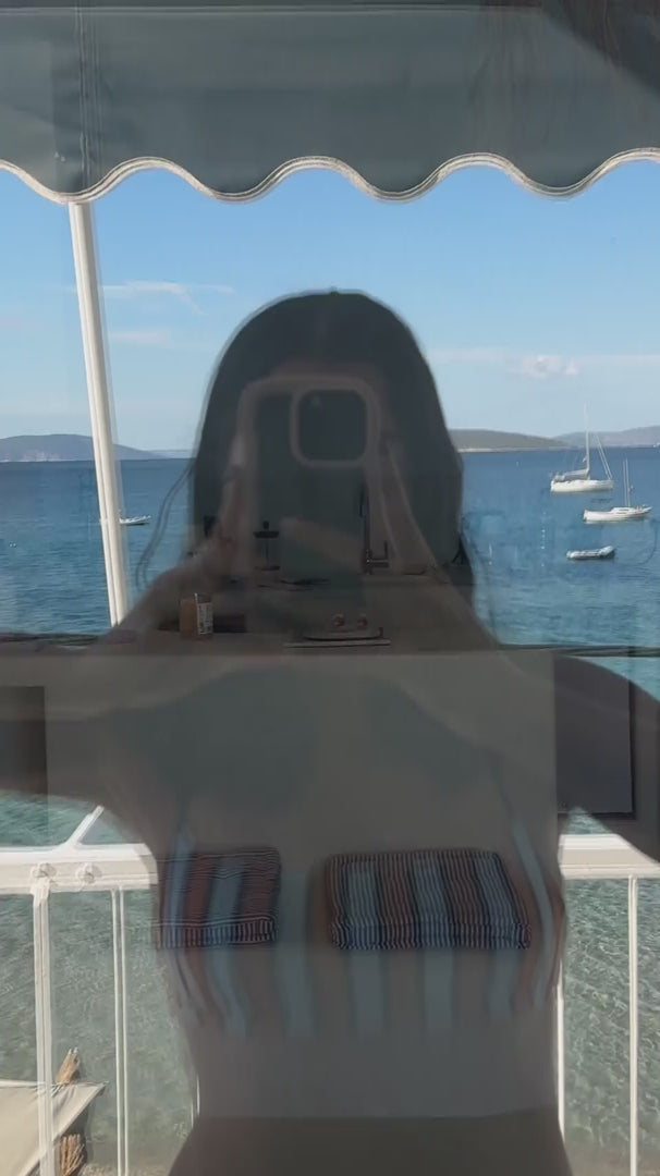 PASSPORT AMOUR BY CRA-YON IN A BEAUTIFUL SUNNY VACATION PLACE WITH OCEAN AND A GIRL IN THE MIRROR